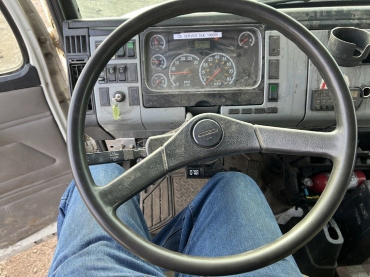 2003-freightliner-fl50-image-27