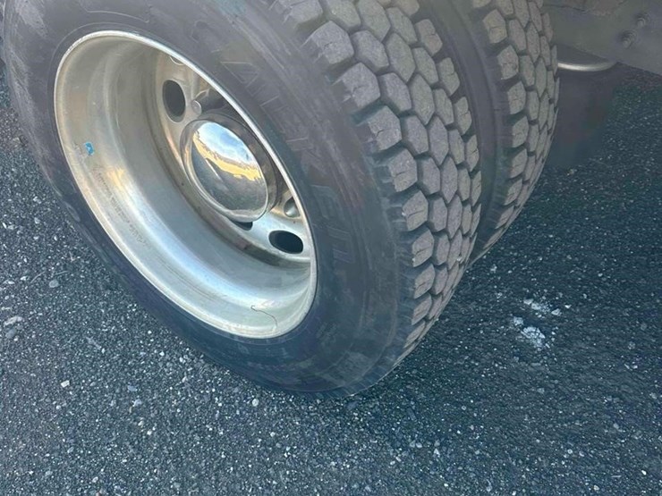 2008-peterbilt-335-image-8