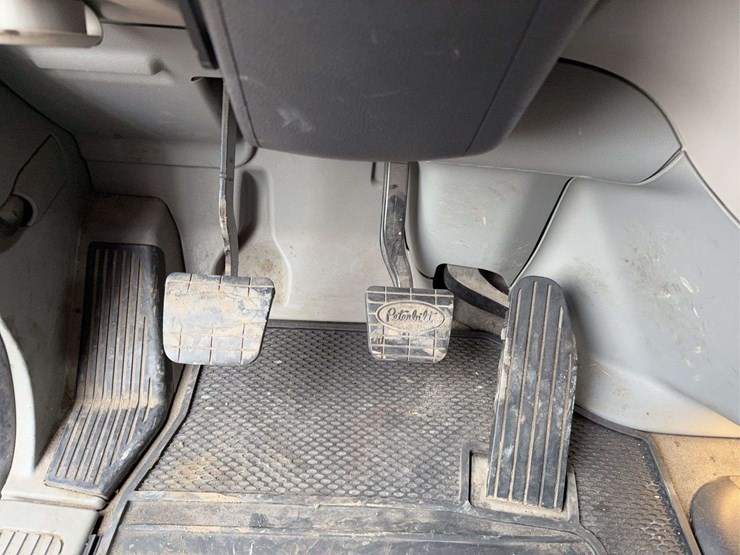 2019-peterbilt-579-image-56