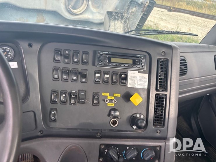 freightliner-114sd-image-61