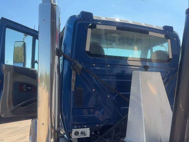 2010-international-lf517-lone-star-dump-truck-image-68