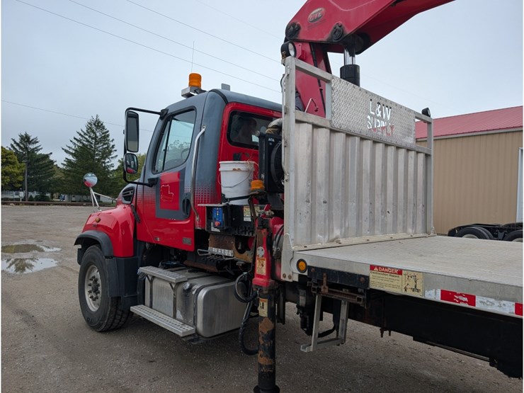 2015-freightliner-114sd-image-14