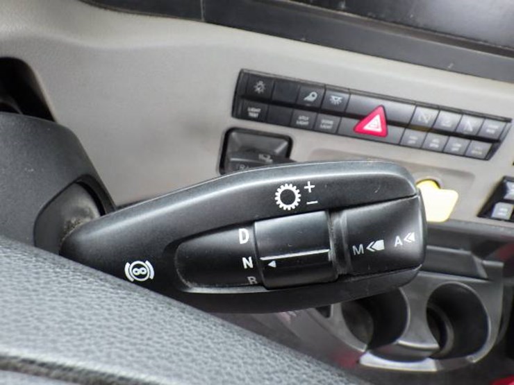 2019-freightliner-cascadia-126-image-18