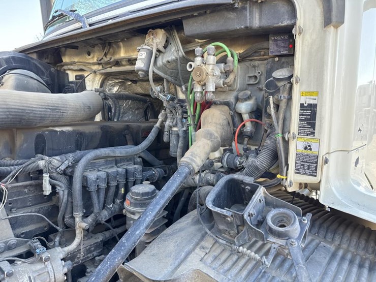 #1994-•-1999-volvo-day-cab-truck-tractor-image-13