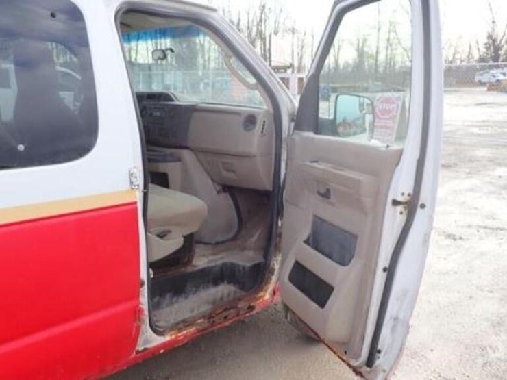 2010-ford-e350-xlt-image-28