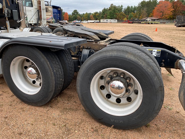 peterbilt-567-image-7