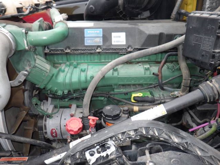 2017-volvo-vnl780-image-22