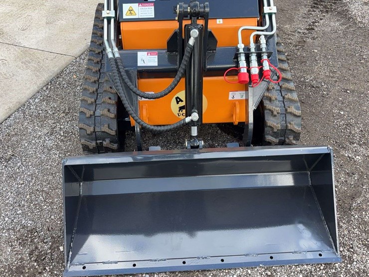 landhero-mini-stand-on-skid-loader-image-10