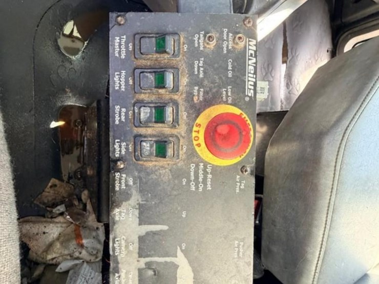 2011-mack-gu812-garbage-truck-image-13