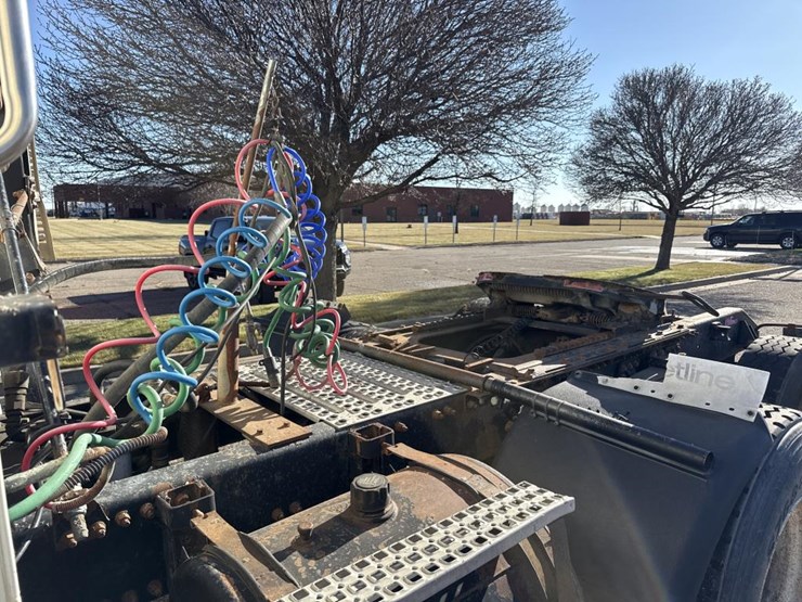 #1994-•-1999-volvo-day-cab-truck-tractor-image-28