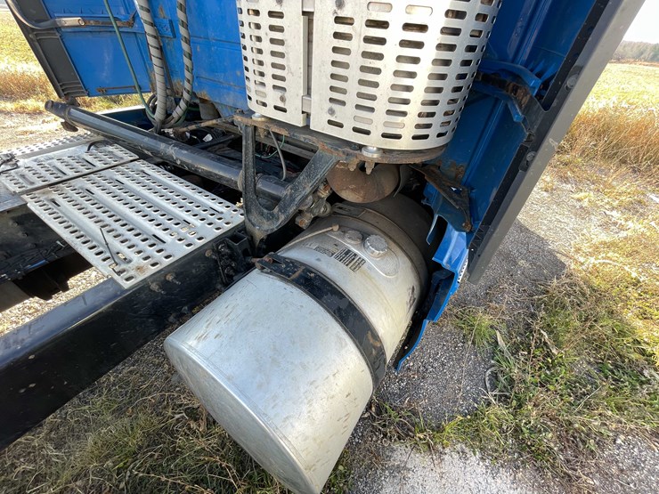 #202-•-2015-volvo-semi-tractor-(has-wi-title)-(denmark,-wi)-image-39