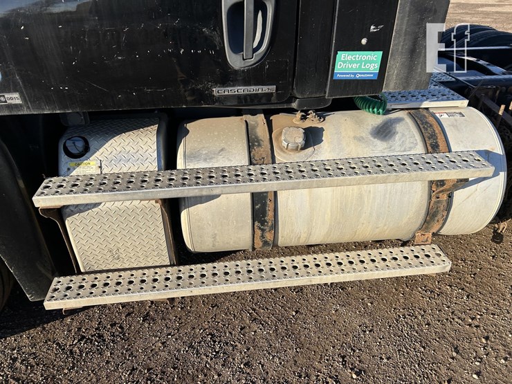 2012-freightliner-cascadia-125-image-33