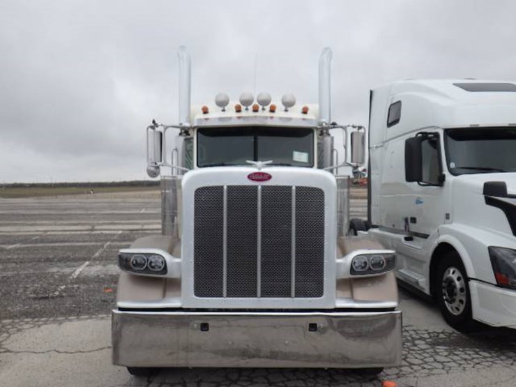 peterbilt-389-image-3