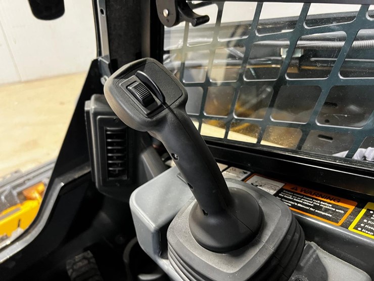 2022-deere-331g-image-27