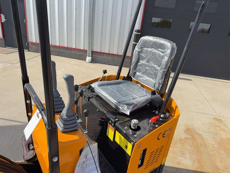 2025-miva-va13-mini-excavator-image-10