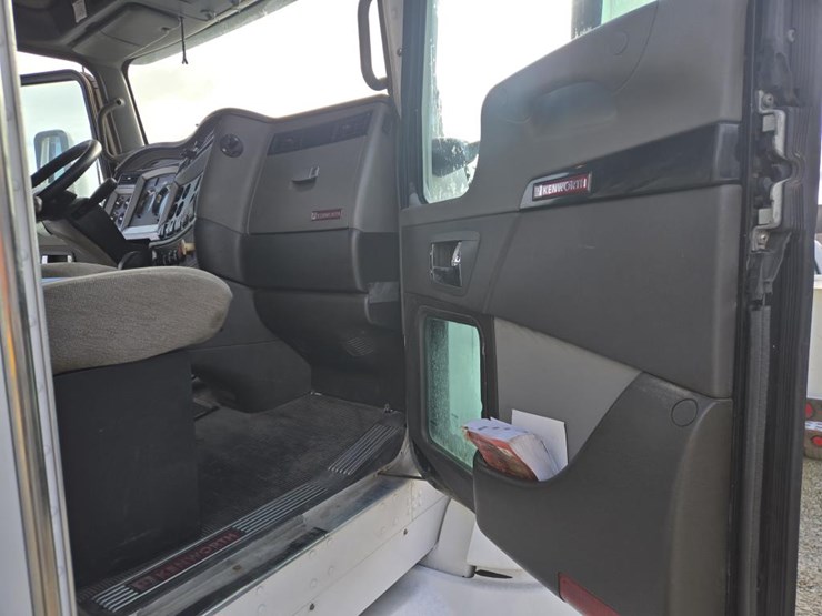 2013-kenworth-t660-image-41
