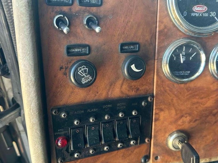 2008-peterbilt-335-image-33