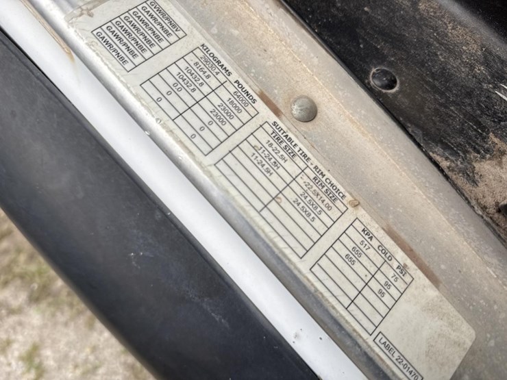 2005-peterbilt-320-image-69