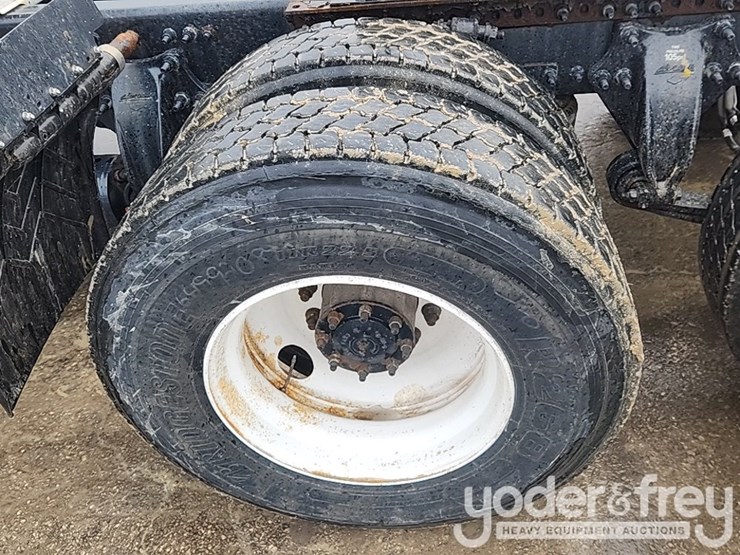 2019-freightliner-cascadia-126-image-13