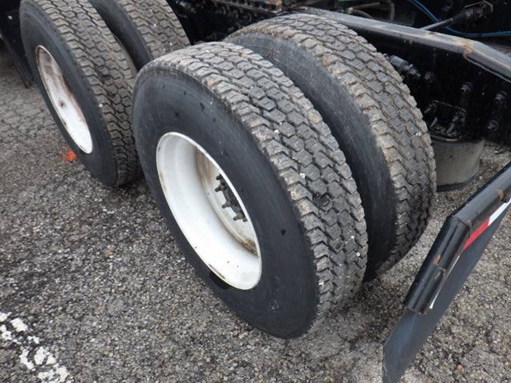 2018-freightliner-cascadia-126-image-15