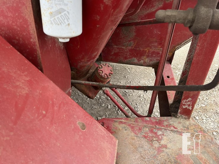 new-holland-354-image-4