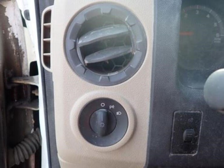 2010-ford-e350-xlt-image-23