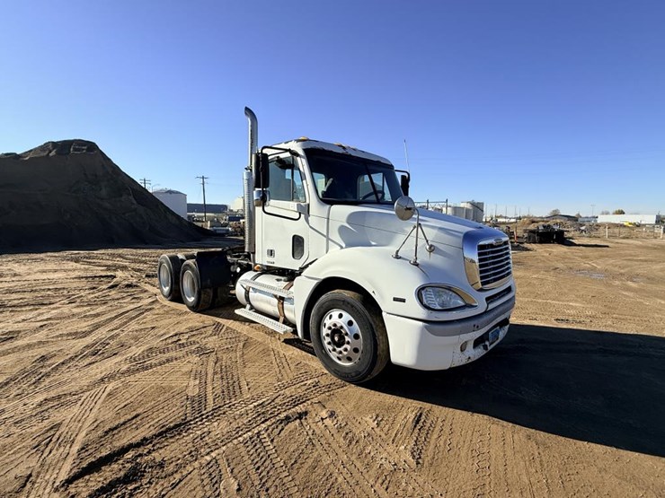 2007-freightliner-columbia-120-image-7