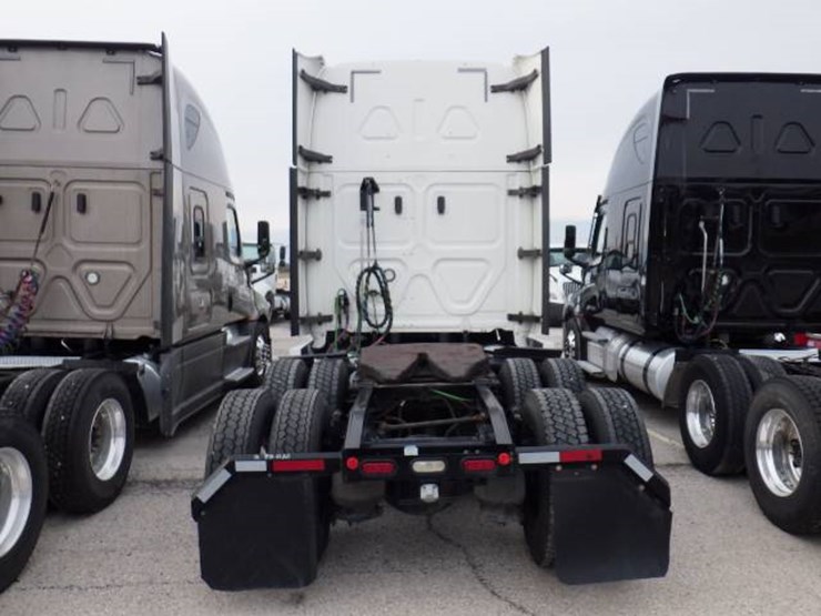 freightliner-cascadia-126-image-12