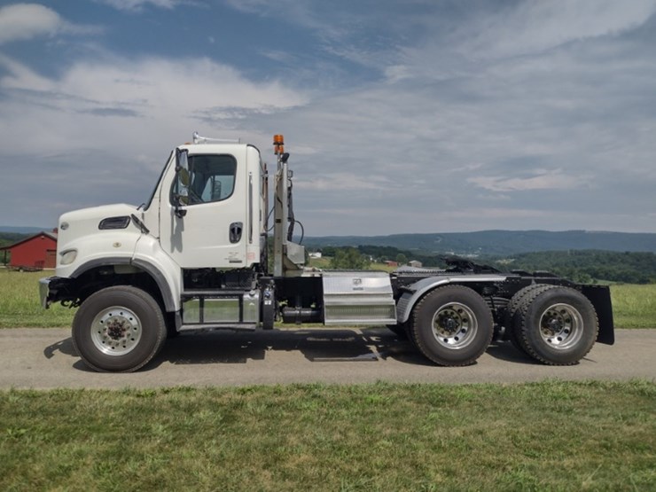 freightliner-m2-106-image-1