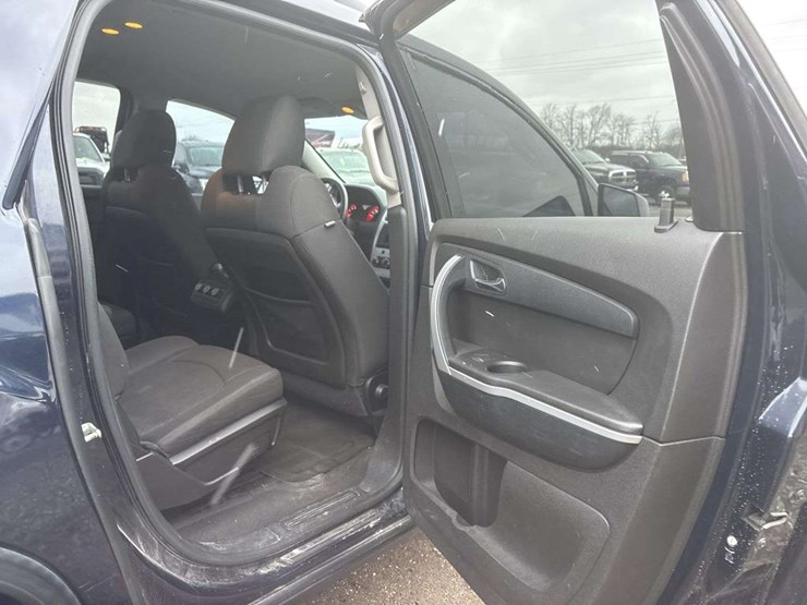 2011-gmc-acadia-image-17