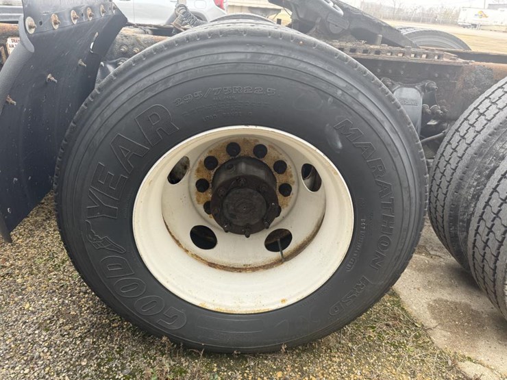 #1175-•-2016-freightliner-cascadia-day-cab-truck-tractor-image-54