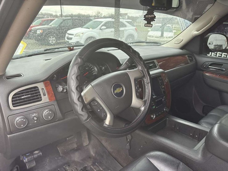 2011-chevrolet-tahoe-lt-image-21