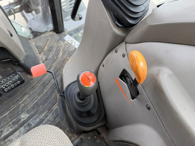 2019-case-ih-farmall-130a-image-23