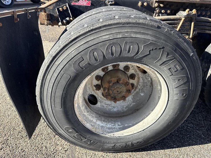 #1994-•-1999-volvo-day-cab-truck-tractor-image-68