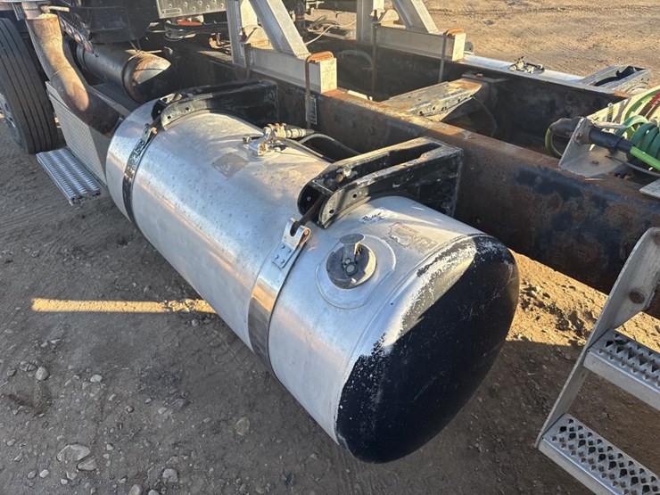 2008-peterbilt-388-image-40