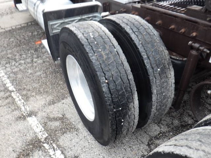 peterbilt-389-image-15