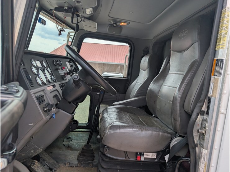 peterbilt-365-image-30