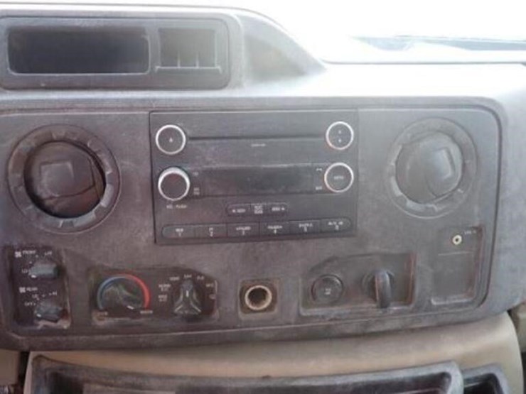 2010-ford-e350-xlt-image-24