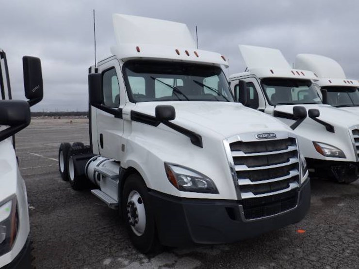 2018-freightliner-cascadia-126-image-3