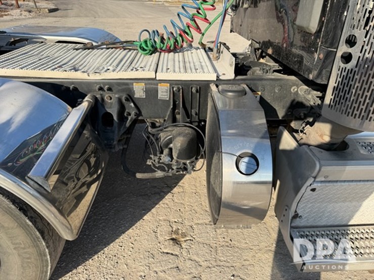 peterbilt-567-image-63