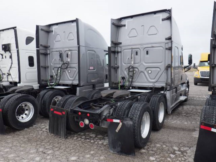 2019-freightliner-cascadia-126-image-11