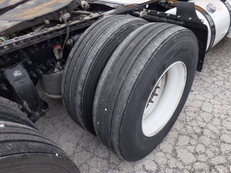 2020-freightliner-cascadia-126-image-6