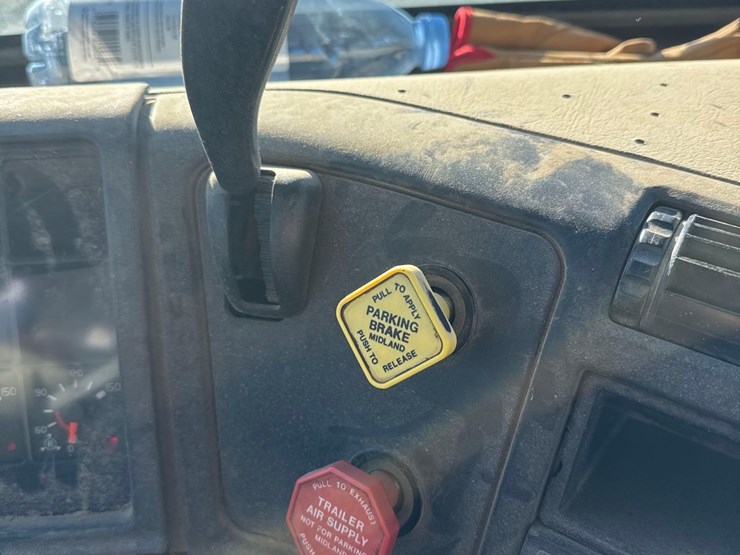 2001-volvo-vnm-semi-truck-image-23