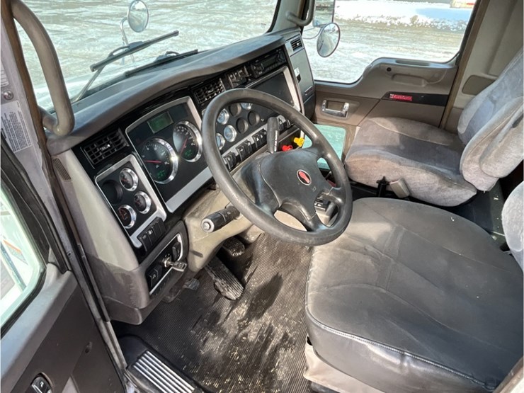 2014-kenworth-t440-image-18