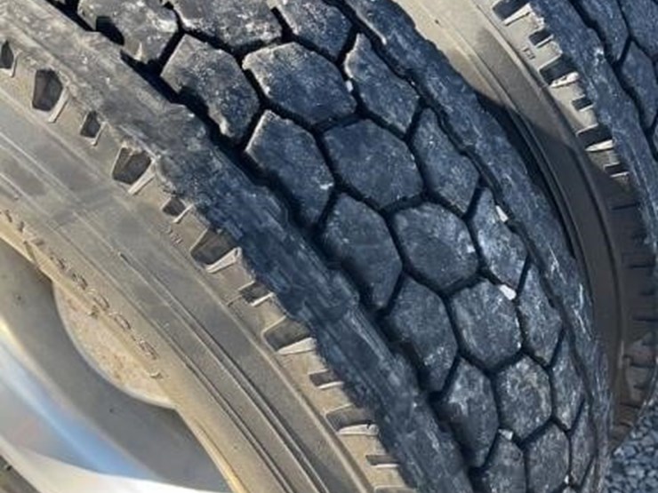 2012-peterbilt-587-image-8