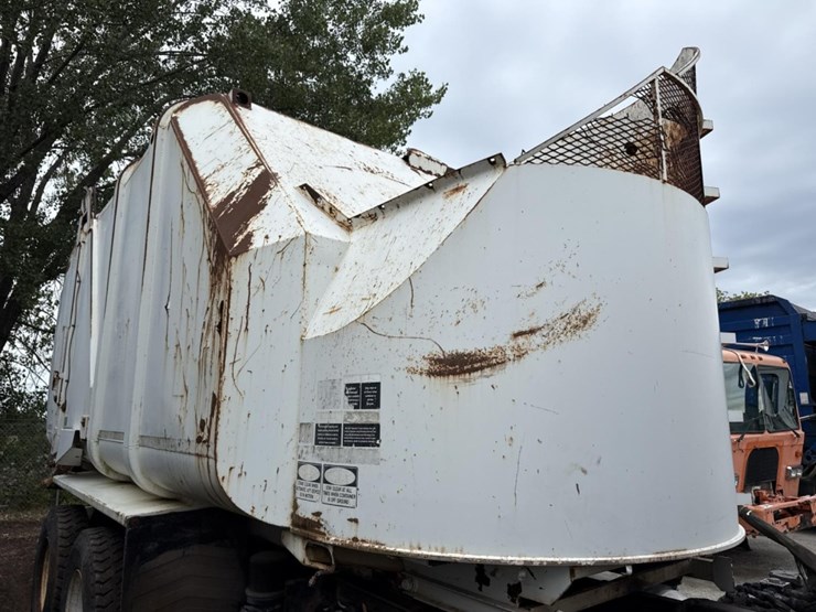 2005-peterbilt-320-image-32