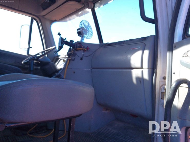 2007-freightliner-columbia-112-image-15