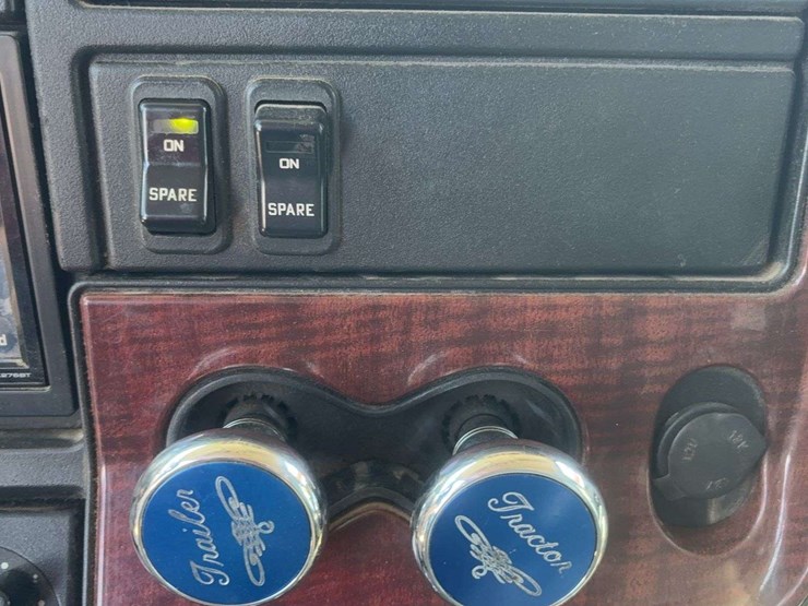 2010-international-lf517-lone-star-dump-truck-image-55