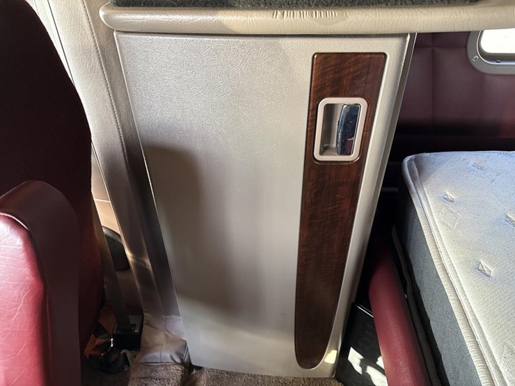 2012-peterbilt-389-image-94