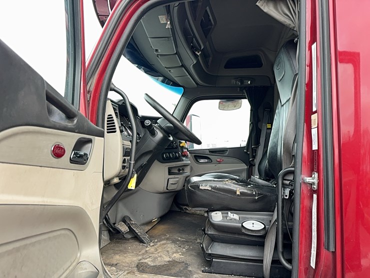 2020-peterbilt-579-image-12
